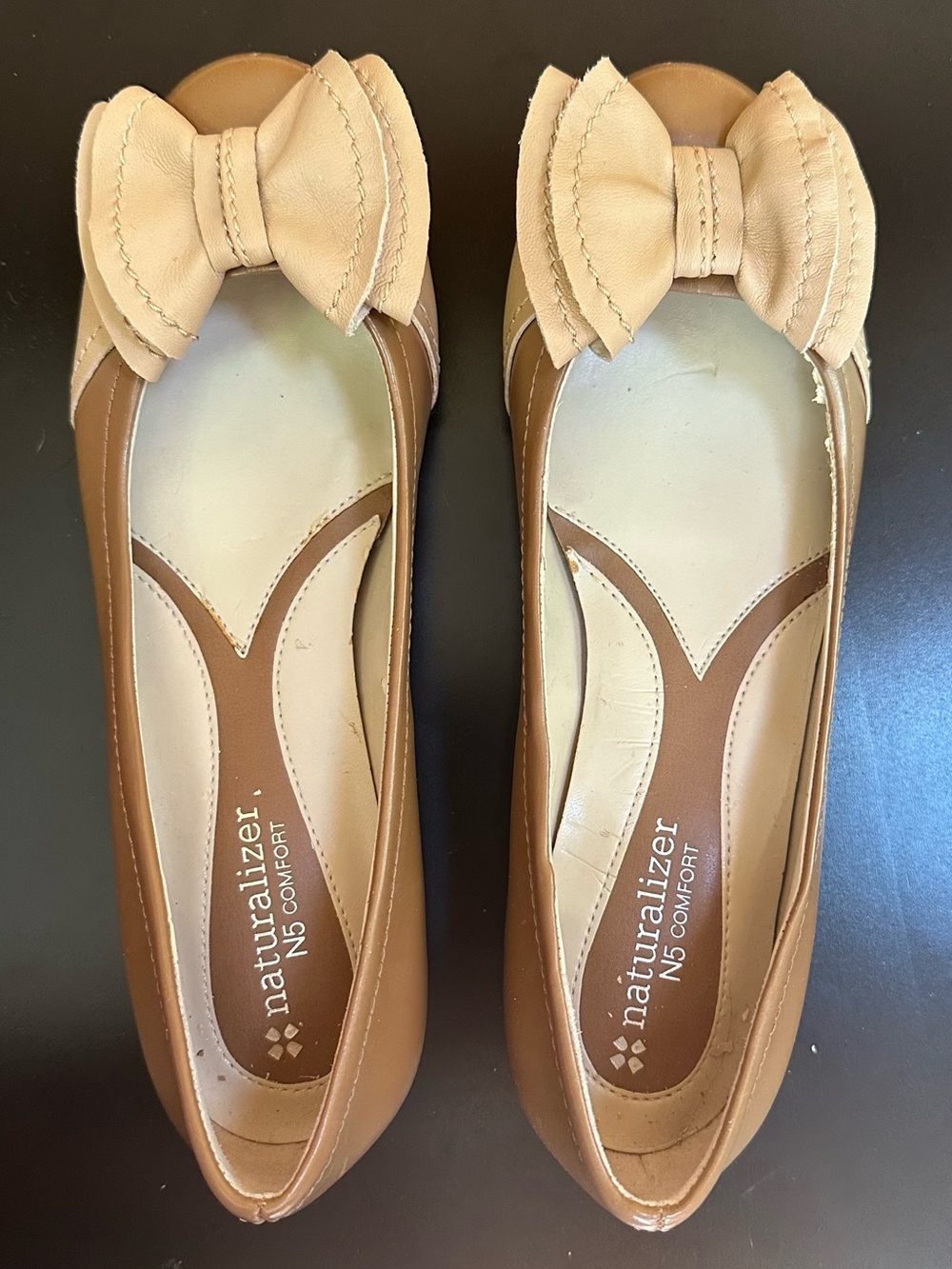 Naturalizer N5 Comfort Tan Beige Leather Bow Flats Size 6 Interior Flaw - Picture 2 of 10